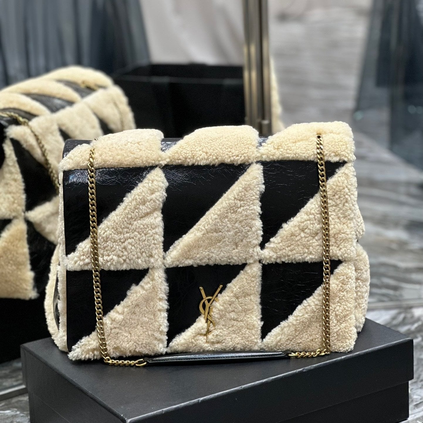Luxury Saint Laurent JAMIE 4.3 LARGE BAG 38 IN BLACK CALFSKIN MIX BEIGE SHEARLING GOLD HARDWARE