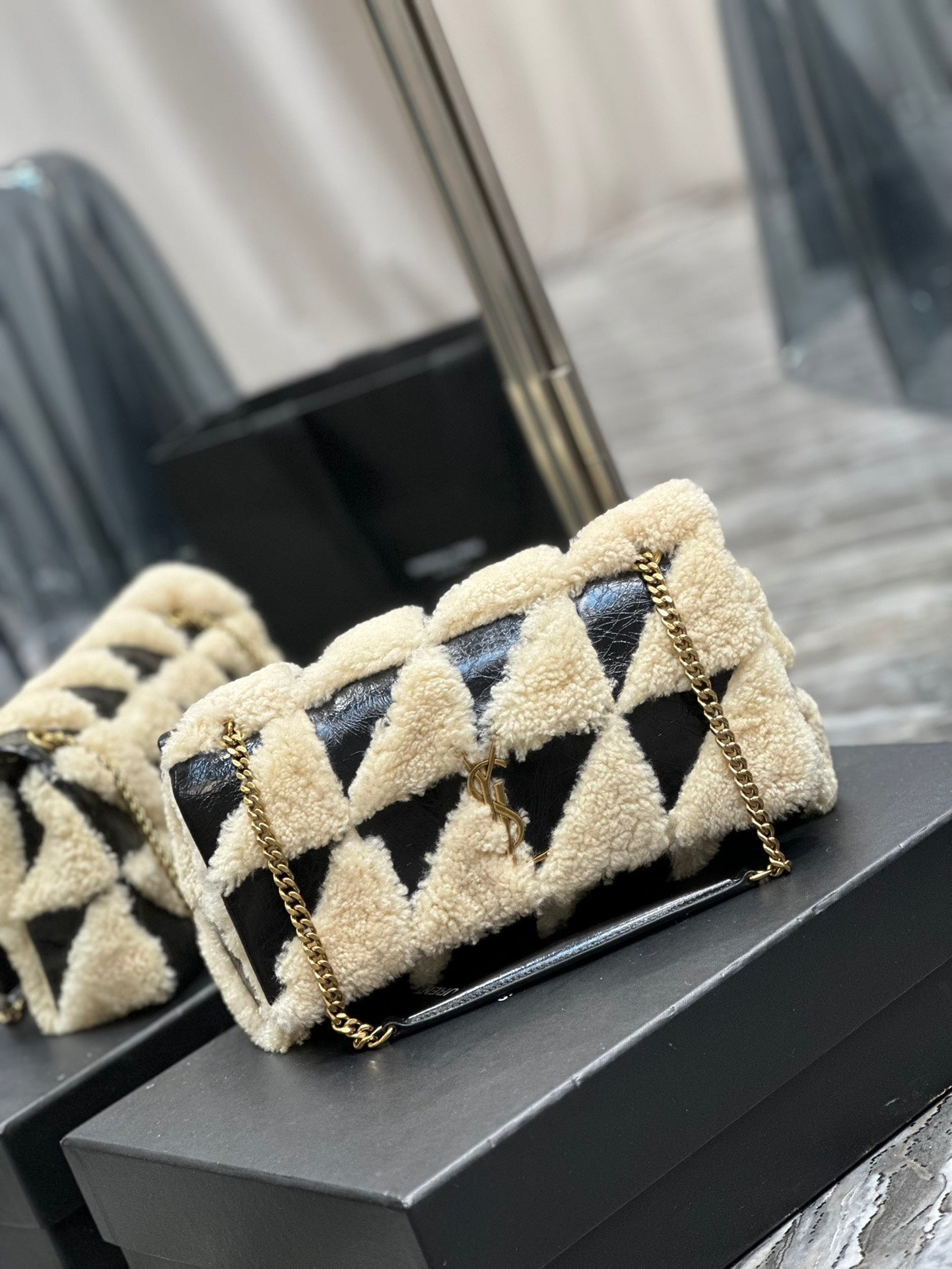 Luxury Saint Laurent JAMIE BAG 25 IN BLACK CALFSKIN MIX BEIGE SHEARLING GOLD HARDWARE