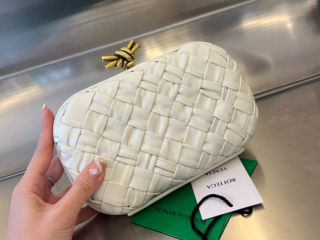 Luxury Bottega Veneta KNOT 19 IN WHITE LAMBSKIN