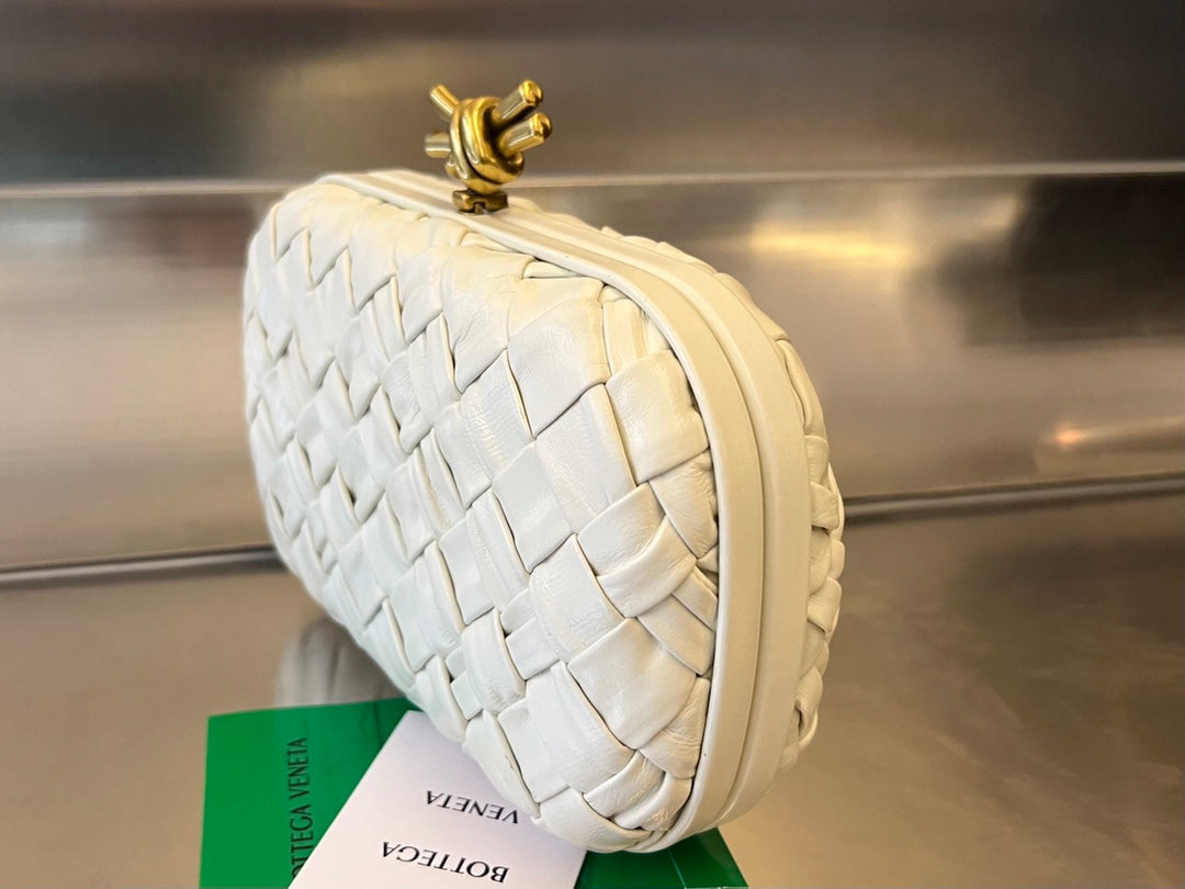 Luxury Bottega Veneta KNOT 19 IN WHITE LAMBSKIN