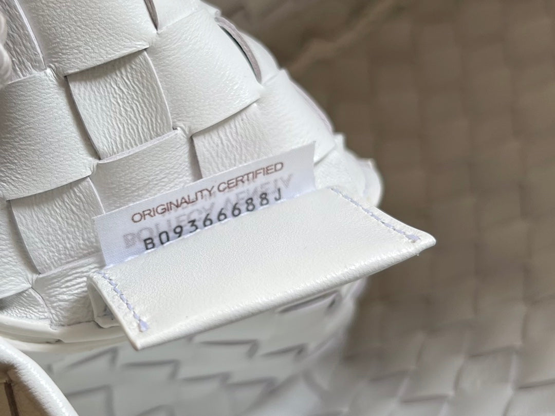 Luxury Bottega Veneta SARDINE 33 WITH CHAIN IN WHITE LAMBSKIN