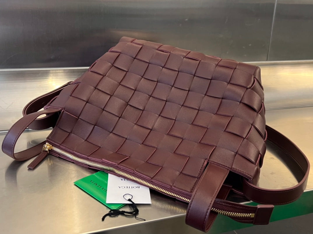 Luxury Bottega Veneta MEDIUM 28 CASSETTE CHOCOLATE BROWN LAMBSKIN