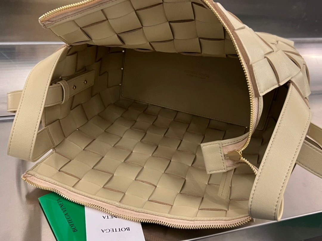 Luxury Bottega Veneta MEDIUM 28 CASSETTE BEIGE LAMBSKIN