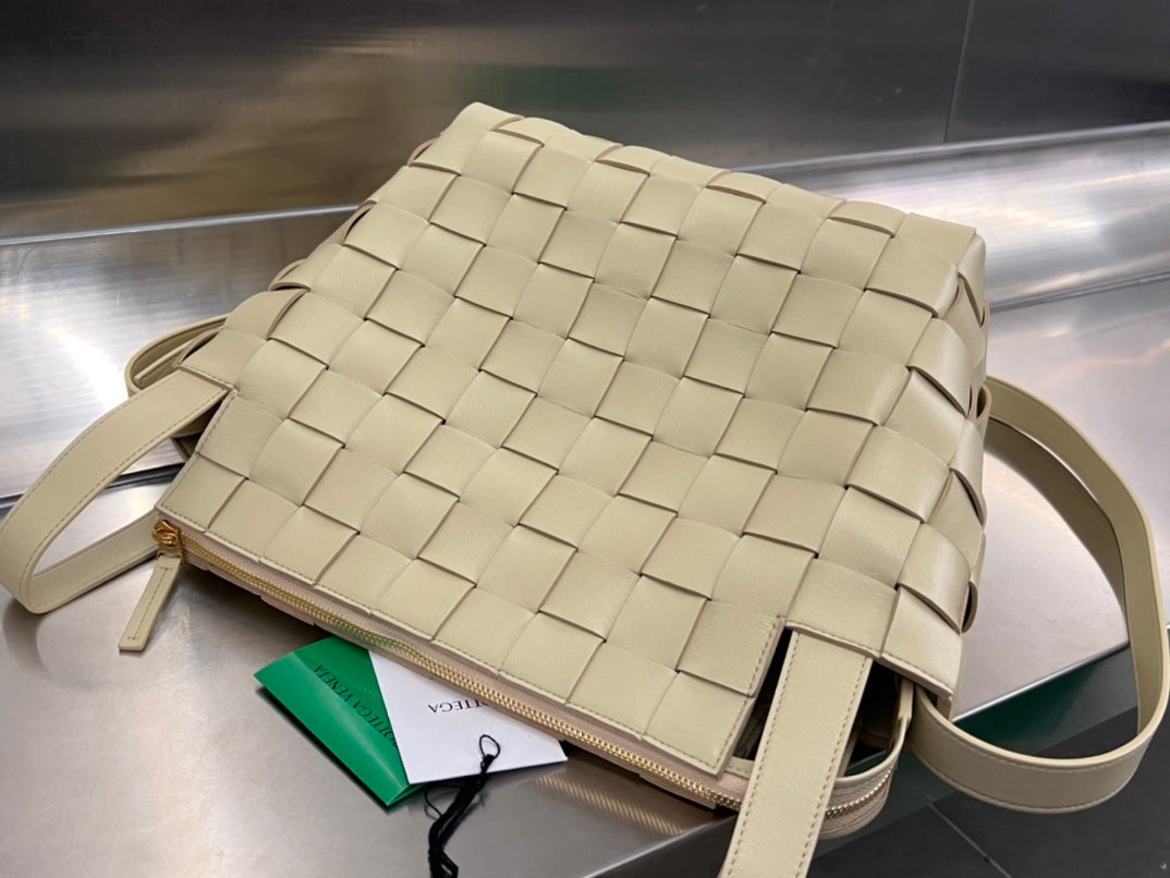 Luxury Bottega Veneta MEDIUM 28 CASSETTE BEIGE LAMBSKIN