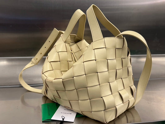 Luxury Bottega Veneta MEDIUM 28 CASSETTE BEIGE LAMBSKIN