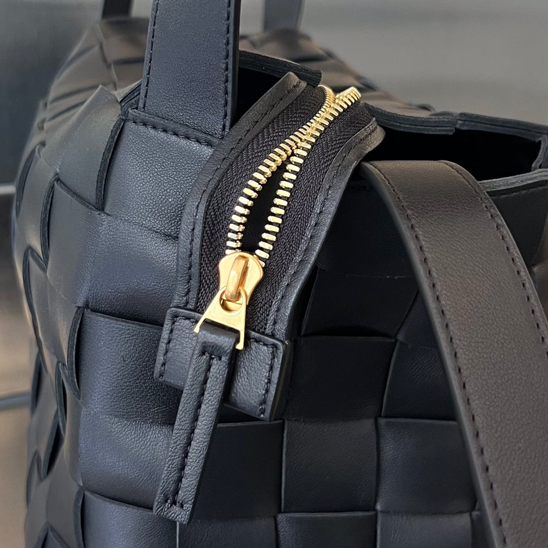 Luxury Bottega Veneta MEDIUM 28 CASSETTE BLACK LAMBSKIN