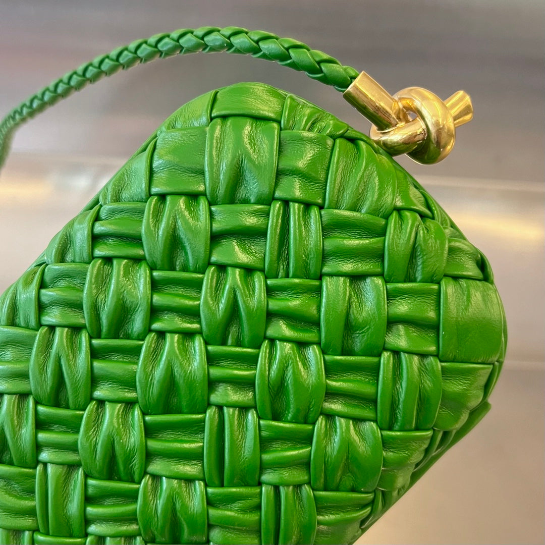 Luxury Bottega Veneta KNOT 20 IN EMERALD GREEN LAMBSKIN WITH CHAIN