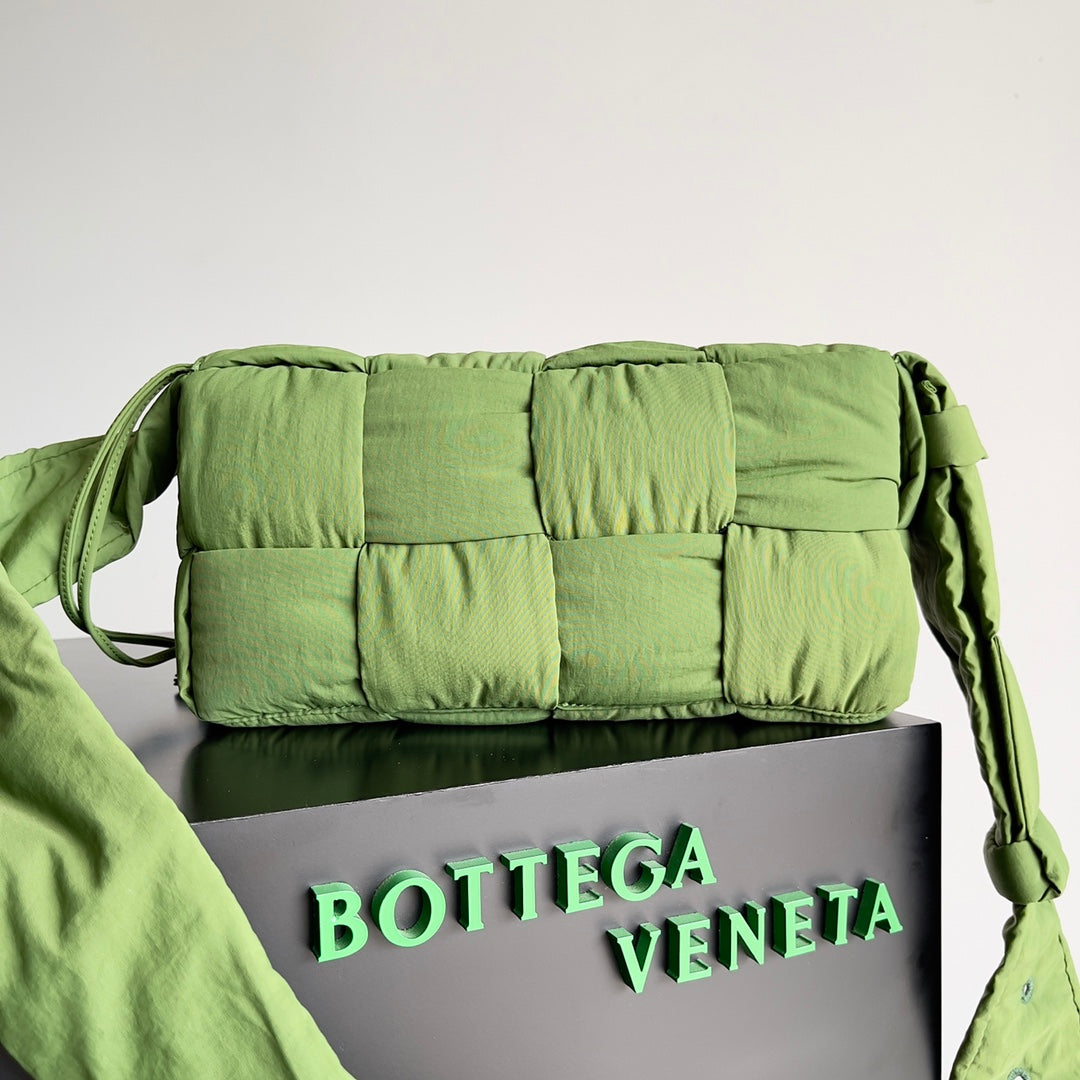 Luxury Bottega Veneta BV CASSETTE 32 BAG IN GREEN FERN POLYAMIDE
