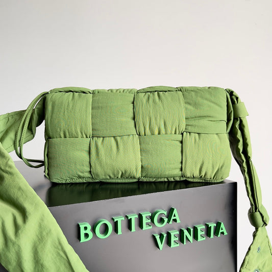 Luxury Bottega Veneta BV CASSETTE 32 BAG IN GREEN FERN POLYAMIDE