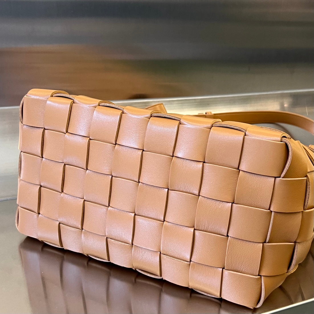 Luxury Bottega Veneta MEDIUM 28 CASSETTE PEANUT BROWN LAMBSKIN