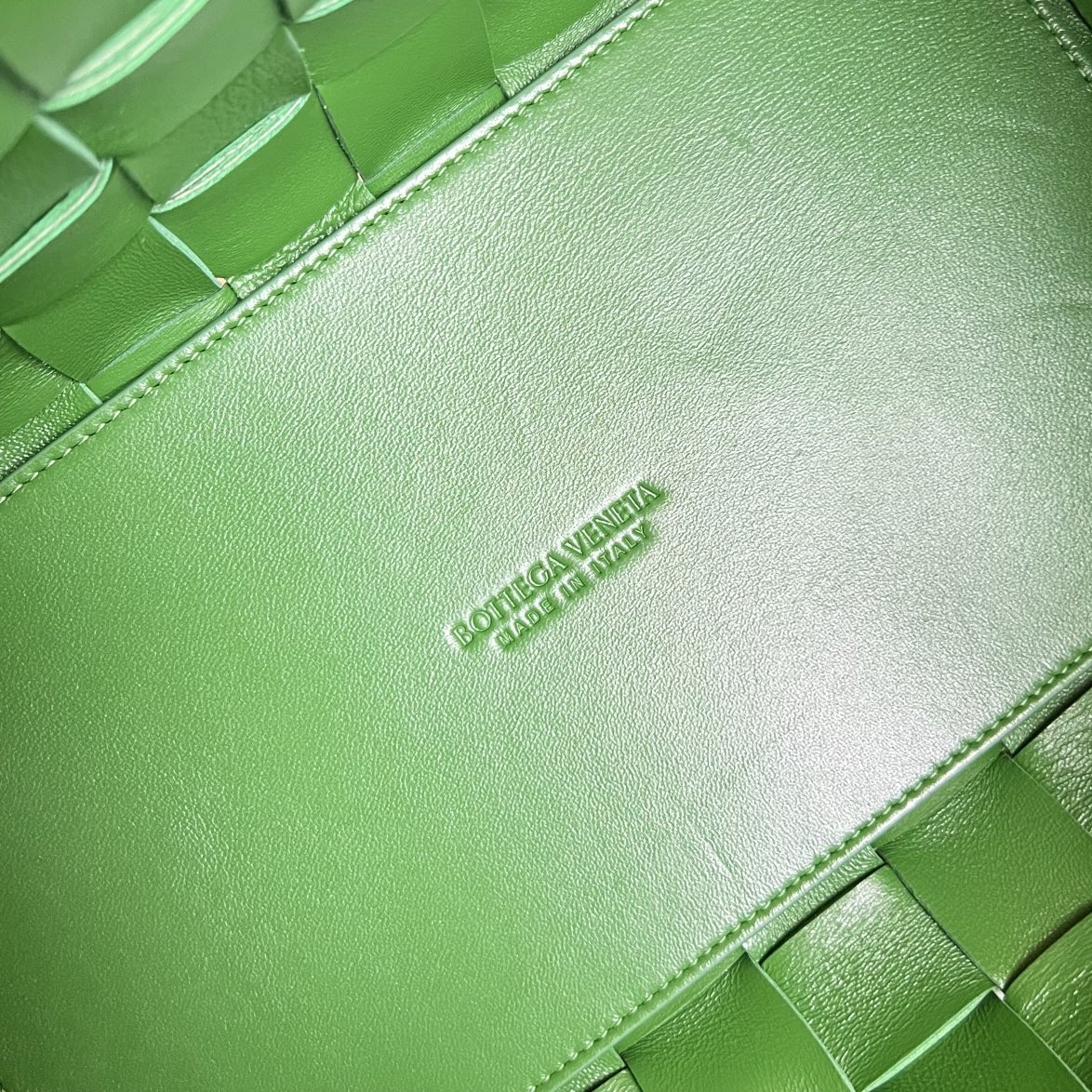 Luxury Bottega Veneta MEDIUM 28 CASSETTE NEON GREEN LAMBSKIN