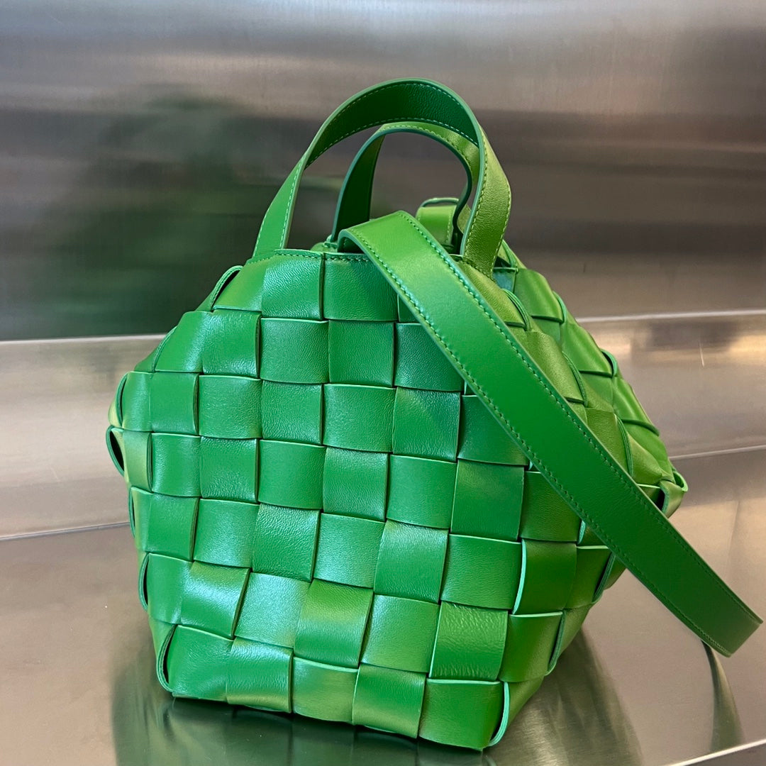 Luxury Bottega Veneta MEDIUM 28 CASSETTE NEON GREEN LAMBSKIN