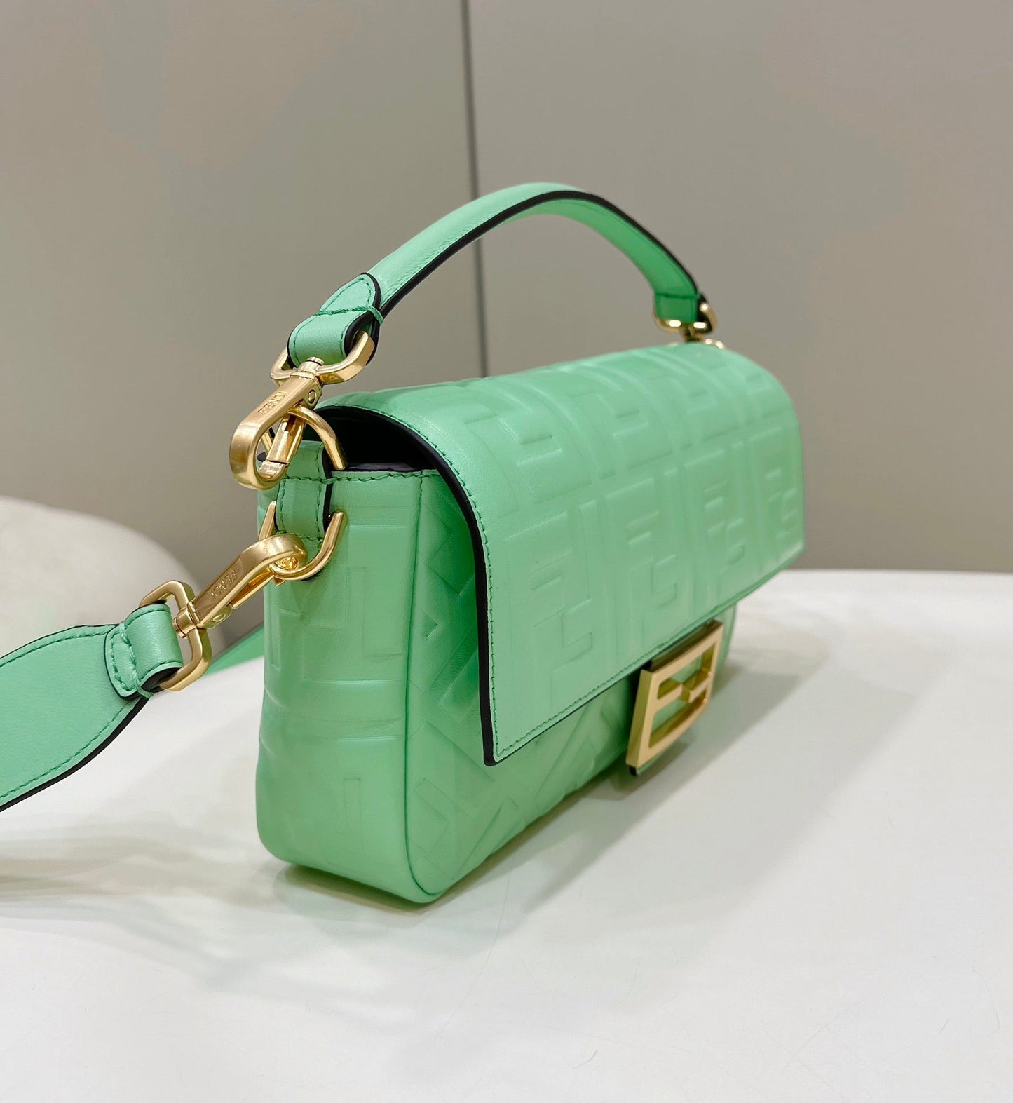 Luxury FendiBAGUETTE WITH FF MOTIF 27 IN DE YORK GREEN SOFT LAMBSKIN GOLD HARDWARE