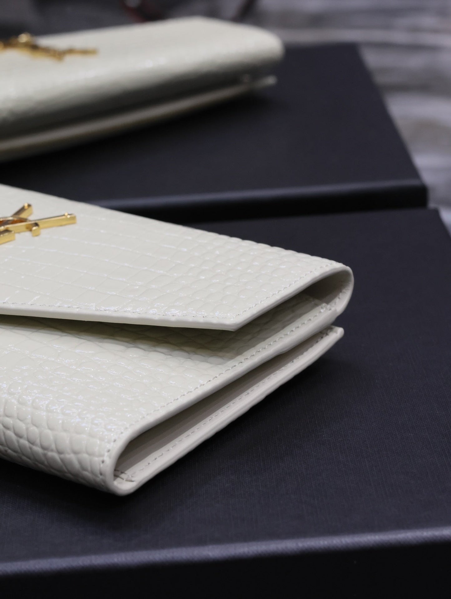 Luxury Saint Laurent UPTOWN WALLET 21 IN WHITE CROCODILE PATTERN CALFSKIN GOLD LOGO