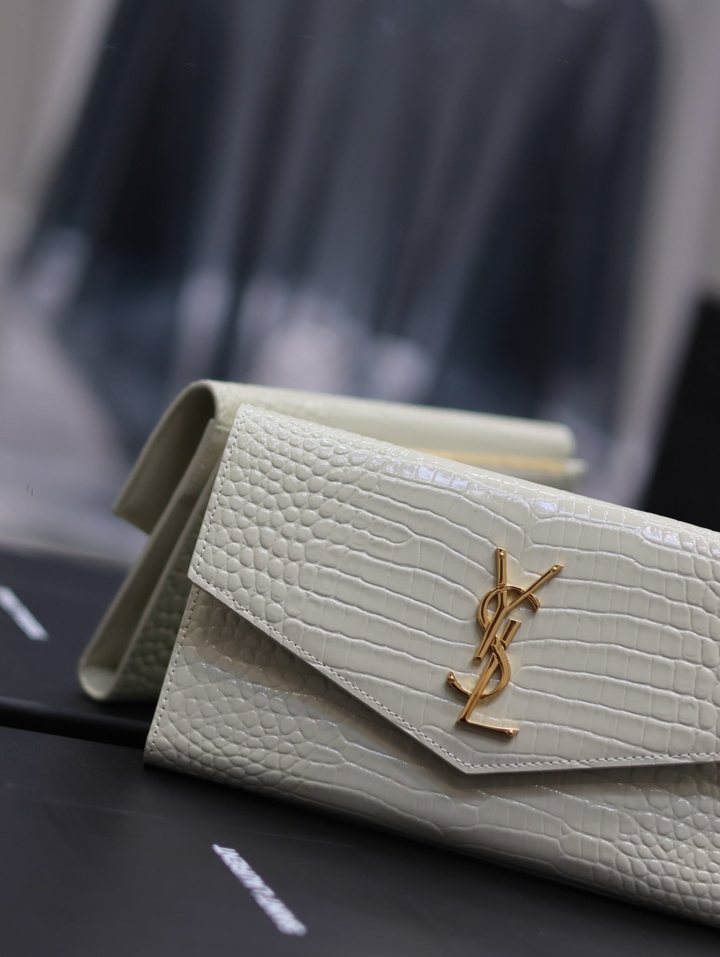Luxury Saint Laurent UPTOWN WALLET 21 IN WHITE CROCODILE PATTERN CALFSKIN GOLD LOGO