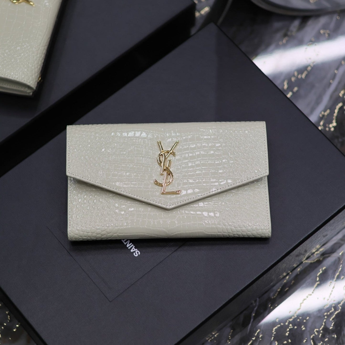 Luxury Saint Laurent UPTOWN WALLET 21 IN WHITE CROCODILE PATTERN CALFSKIN GOLD LOGO
