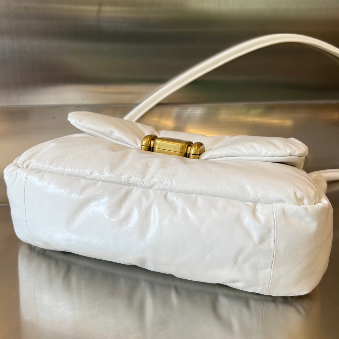 Luxury Bottega Veneta PAD PUFFER BAG 29 IN WHITE COWHIDE LEATHER