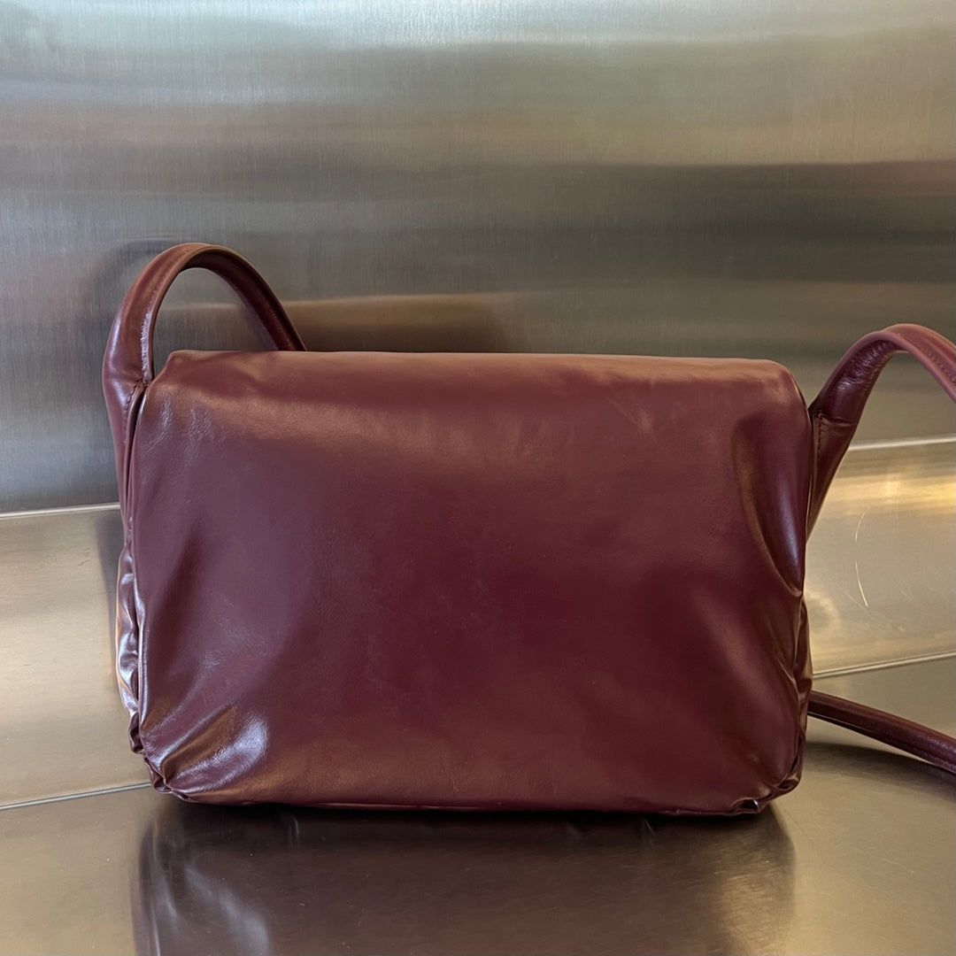 Luxury Bottega Veneta PAD PUFFER BAG 29 IN PLUM PURPLE COWHIDE LEATHER