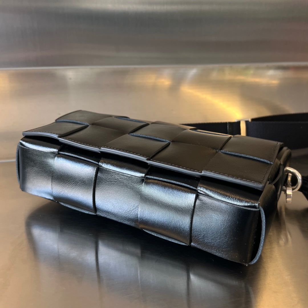Luxury Bottega Veneta CASSETTE 23 BLACK CALFSKIN WITH VERSATILE STRAP