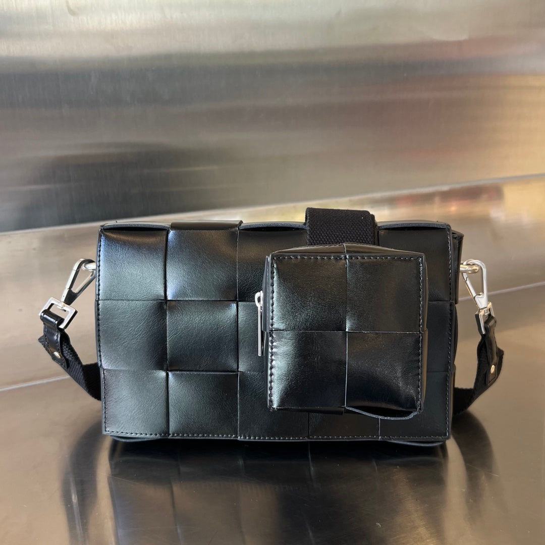 Luxury Bottega Veneta CASSETTE 23 BLACK CALFSKIN WITH VERSATILE STRAP