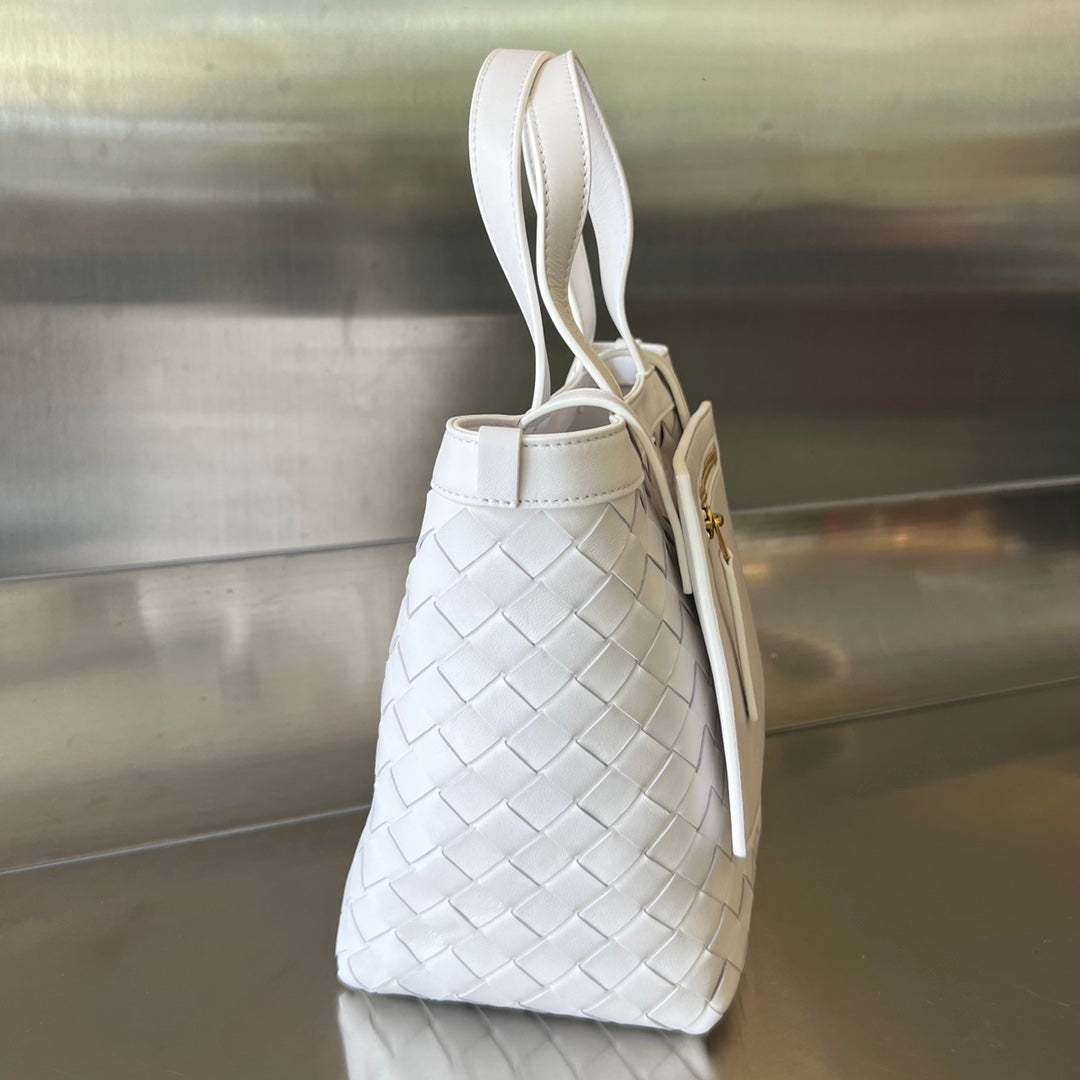 Luxury Bottega Veneta FLIP FLAP 23 BAG IN WHITE LAMBSKIN
