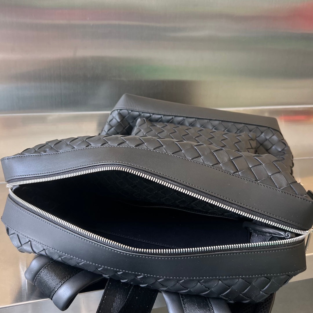 Luxury Bottega Veneta BACKPACK 42 IN BLACK CALFSKIN