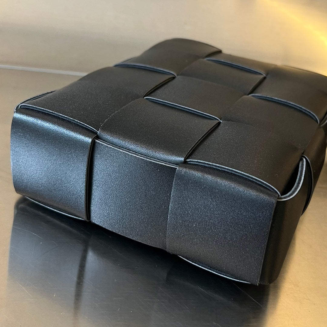 Luxury Bottega Veneta PHONE BAG 18 IN BLACK LAMBSKIN