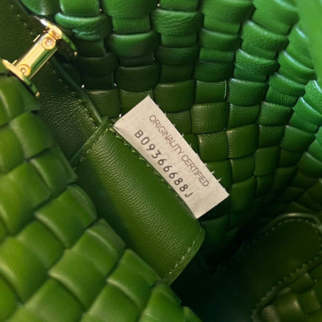 Luxury Bottega Veneta SMALL CLICKER 27 MOSS GREEN LAMBSKIN