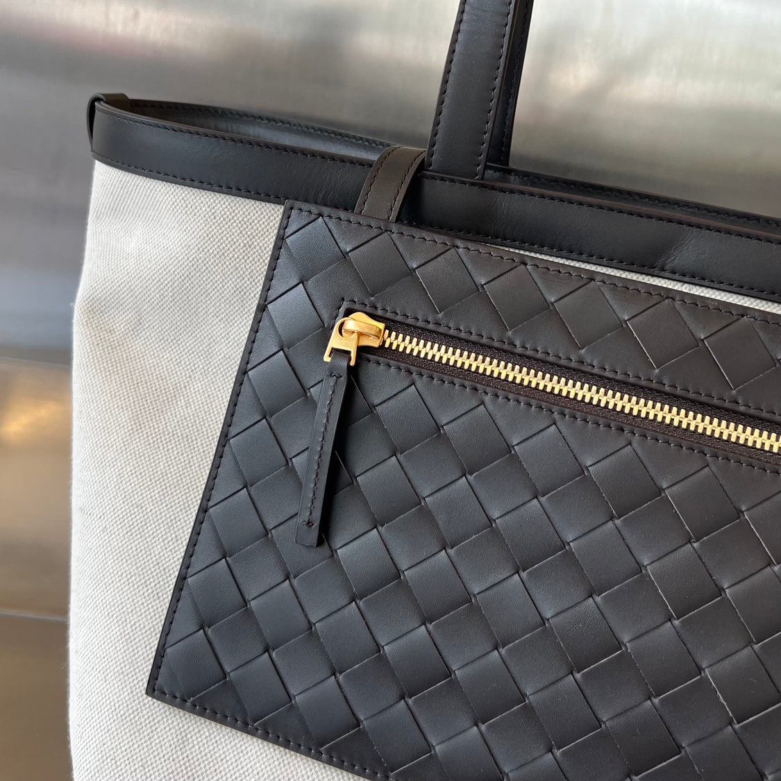 Luxury Bottega Veneta FLIP FLAP 30 IN WHITE CANVAS AND BLACK CALSKIN
