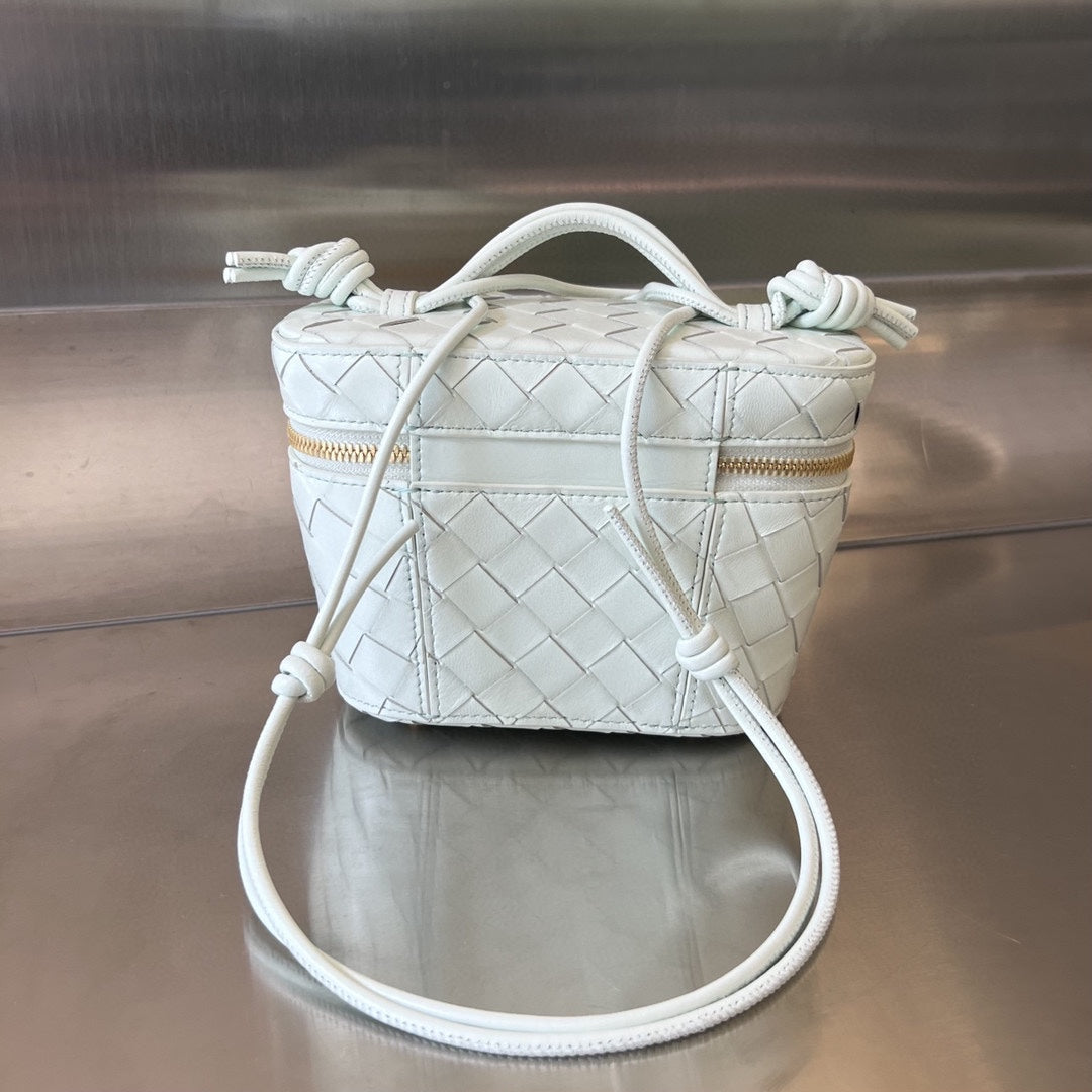 Luxury Bottega Veneta MINI VANITY CASE 18 IN WHITE LAMBSKIN