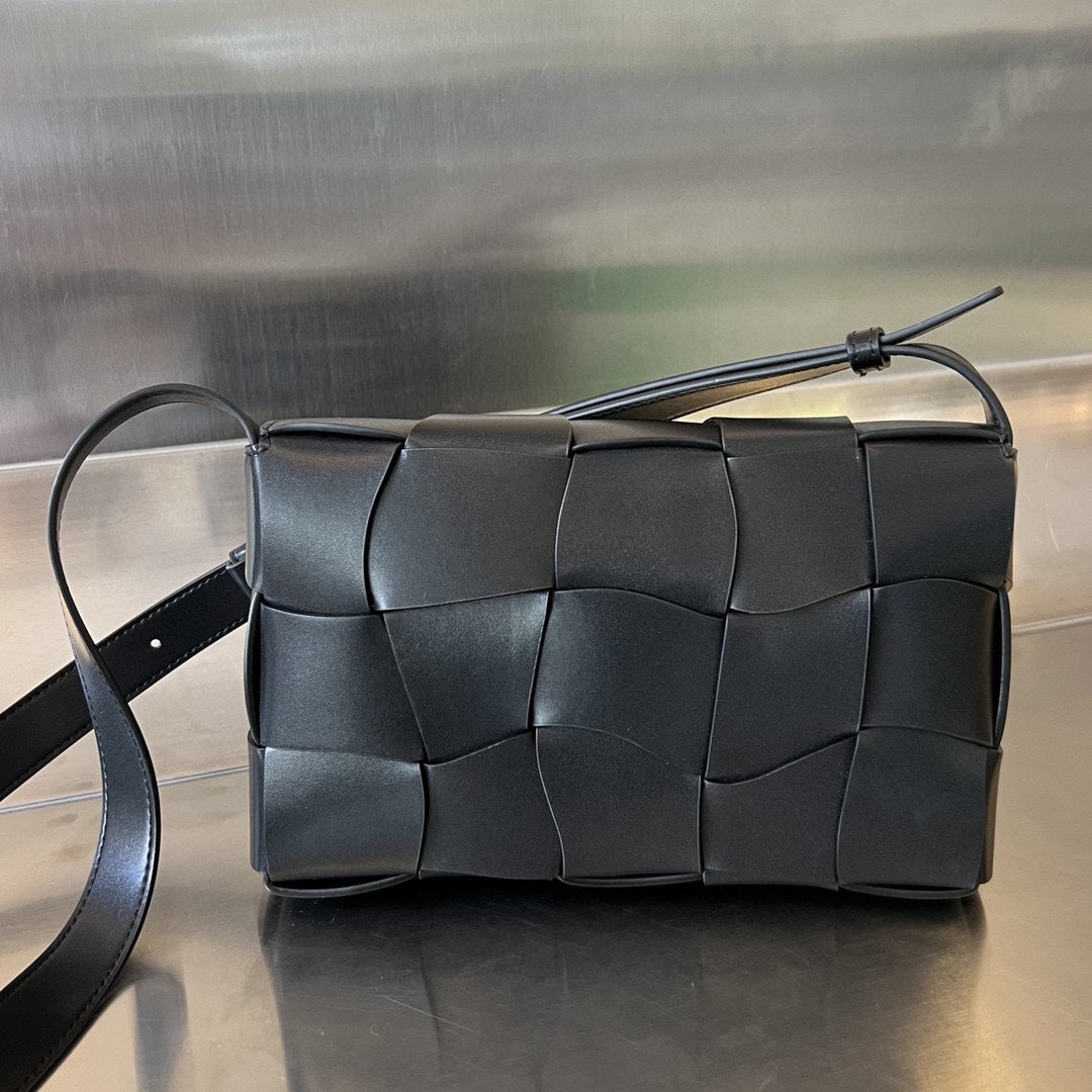 Luxury Bottega Veneta CASSETTE 23 IN BLACK CALFSKIN WITH WAVY PATTERN