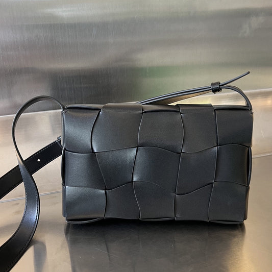 Luxury Bottega Veneta CASSETTE 23 IN BLACK CALFSKIN WITH WAVY PATTERN