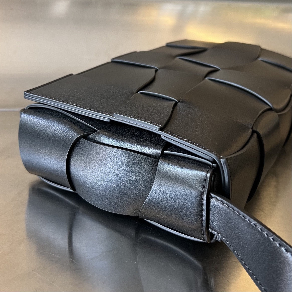 Luxury Bottega Veneta CASSETTE 23 IN BLACK CALFSKIN WITH WAVY PATTERN