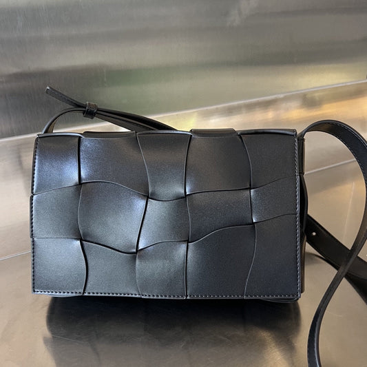 Luxury Bottega Veneta CASSETTE 23 IN BLACK CALFSKIN WITH WAVY PATTERN