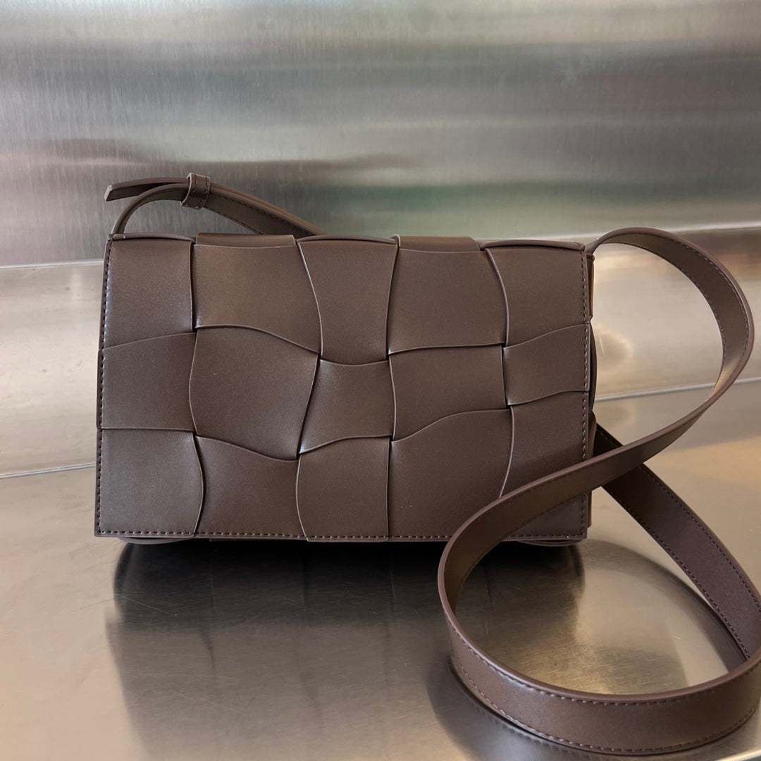 Luxury Bottega Veneta CASSETTE 23 IN CHOCOLATE CALFSKIN WITH WAVY PATTERN