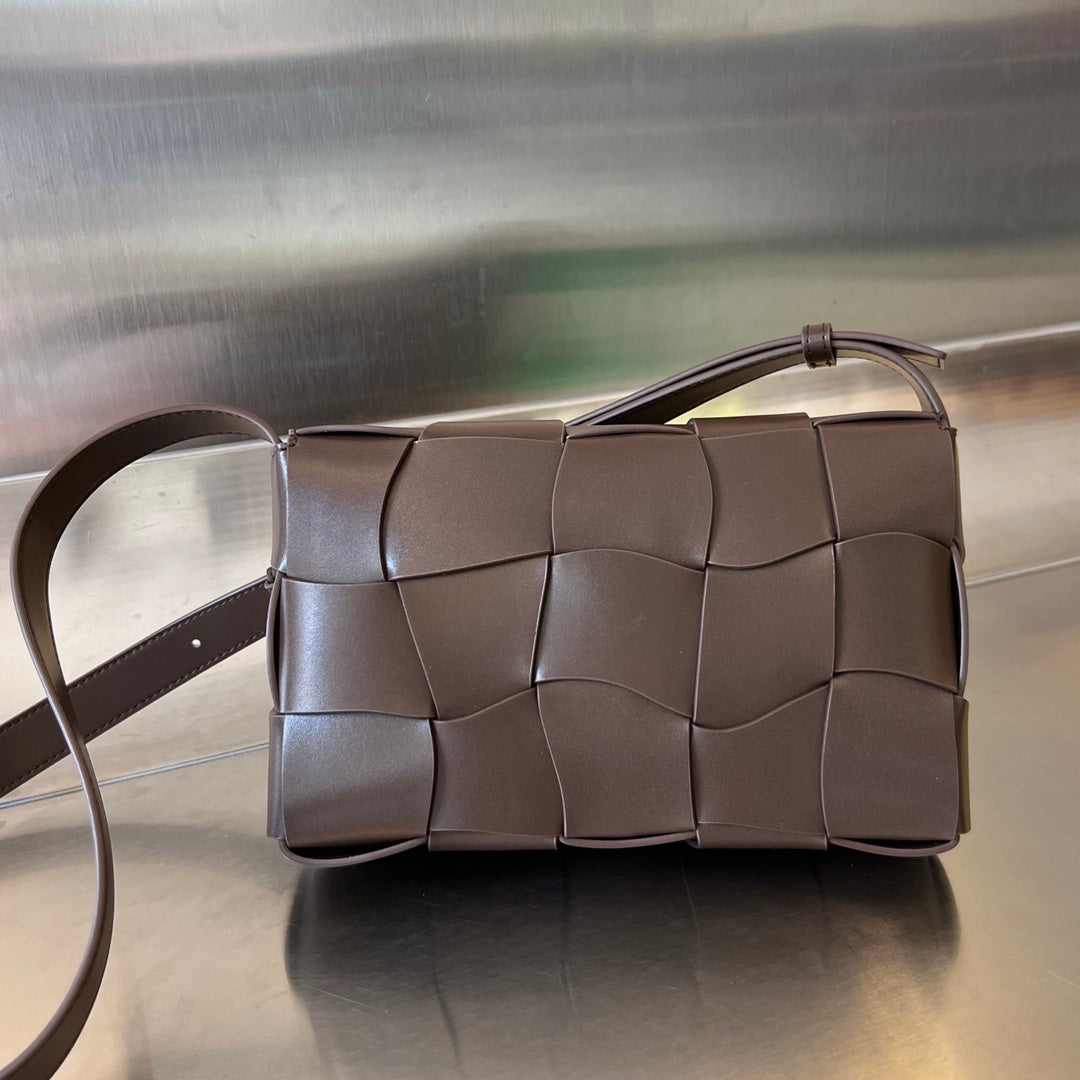 Luxury Bottega Veneta CASSETTE 23 IN CHOCOLATE CALFSKIN WITH WAVY PATTERN
