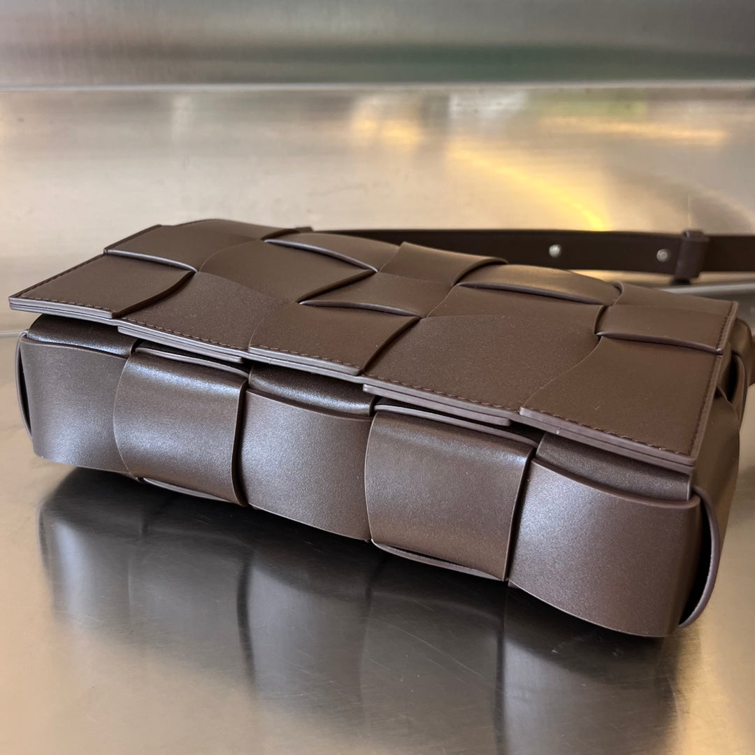 Luxury Bottega Veneta CASSETTE 23 IN CHOCOLATE CALFSKIN WITH WAVY PATTERN