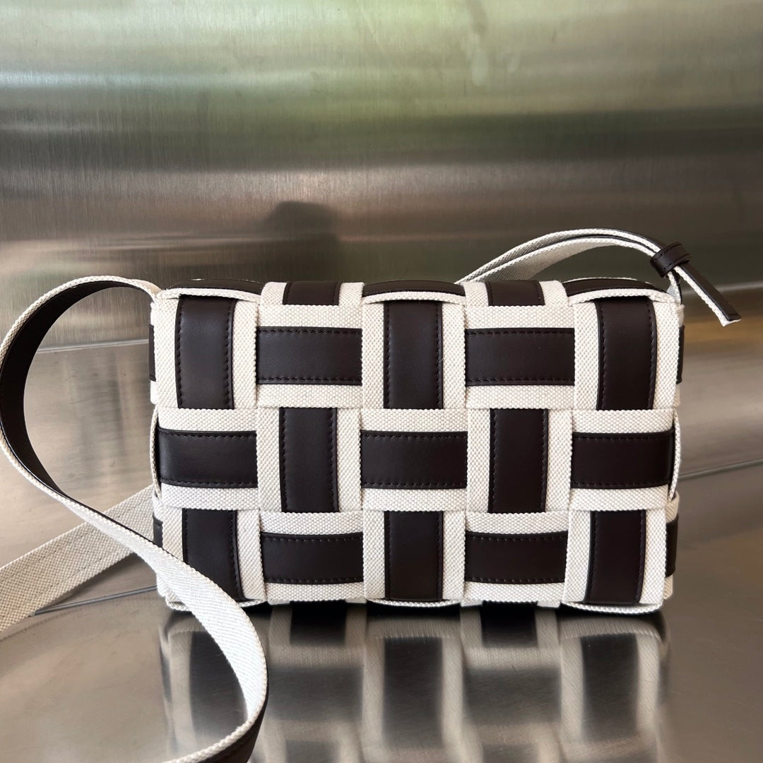 Luxury Bottega Veneta MINI CASSETTE 23 IN BLACK WHITE CALFSKIN