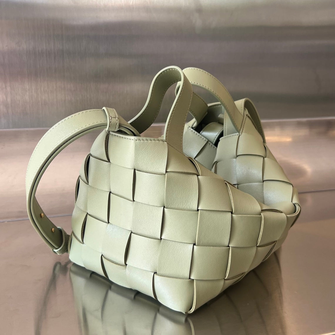 Luxury Bottega Veneta SMALL 22 CASSETTE IN EICRU BEIGE LAMBSKIN