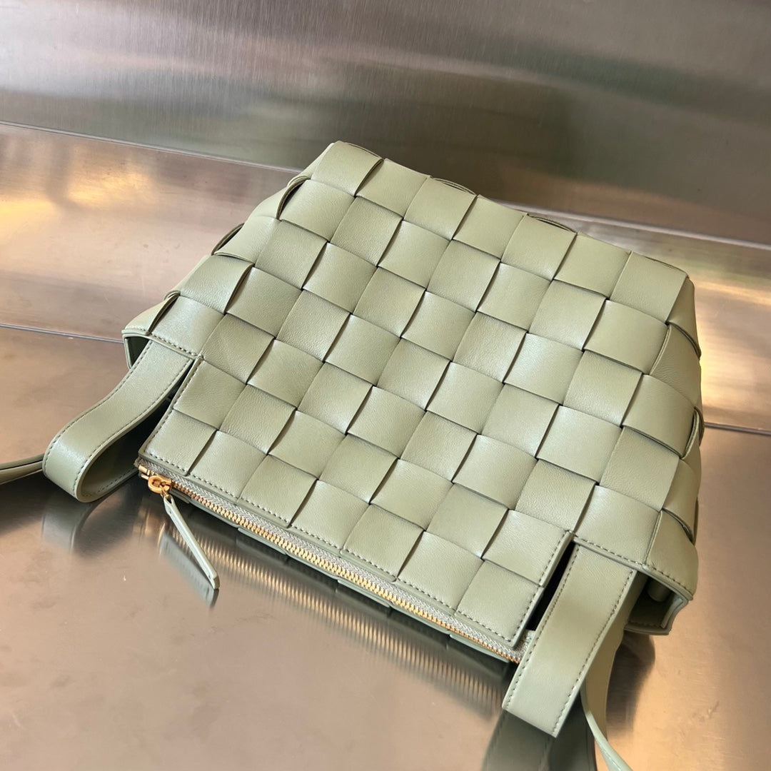 Luxury Bottega Veneta SMALL 22 CASSETTE IN EICRU BEIGE LAMBSKIN