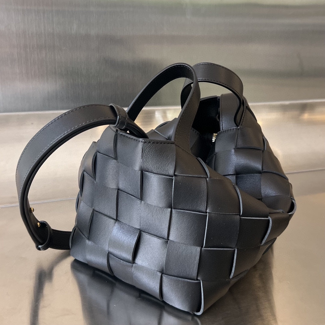 Luxury Bottega Veneta SMALL 22 CASSETTE IN BLACK LAMBSKIN