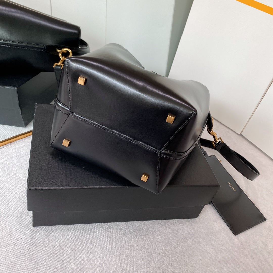 Luxury Saint Laurent le 37 20cm black shiny calfskin