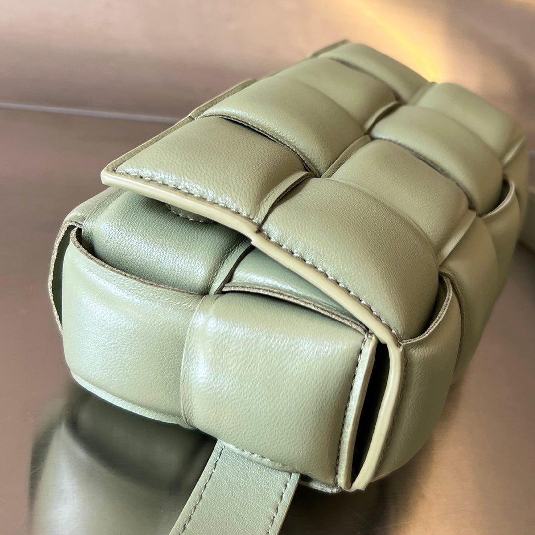 Luxury Bottega Veneta MINI CASSETTE 18 IN WHITE CREAM LAMBSKIN