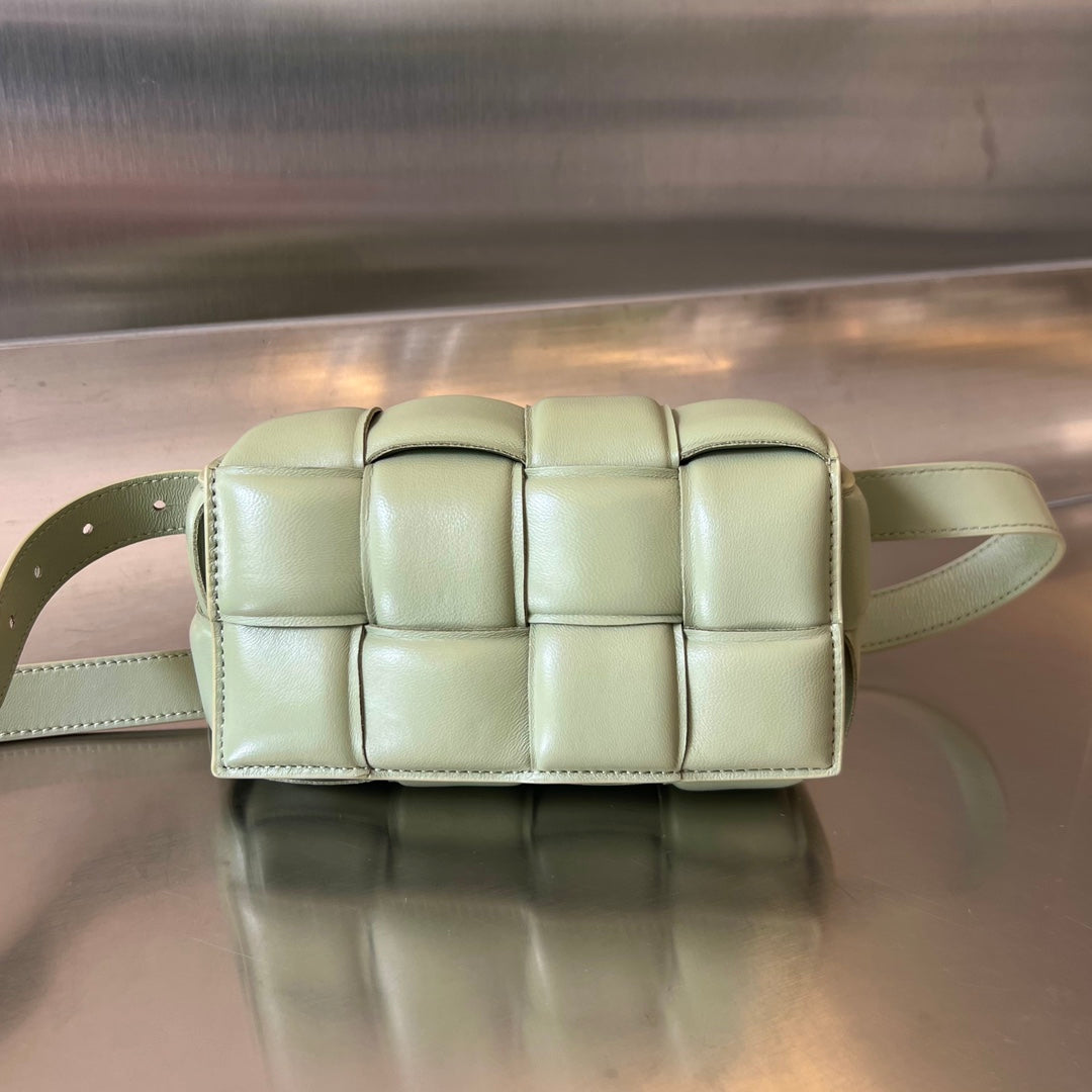 Luxury Bottega Veneta MINI CASSETTE 18 IN WHITE CREAM LAMBSKIN