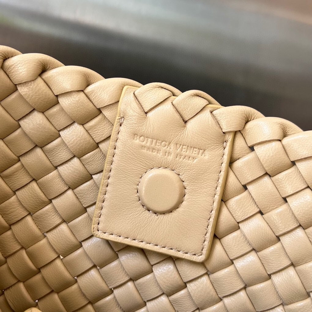 Luxury Bottega Veneta SMALL CLICKER 27 BEIGE LAMBSKIN