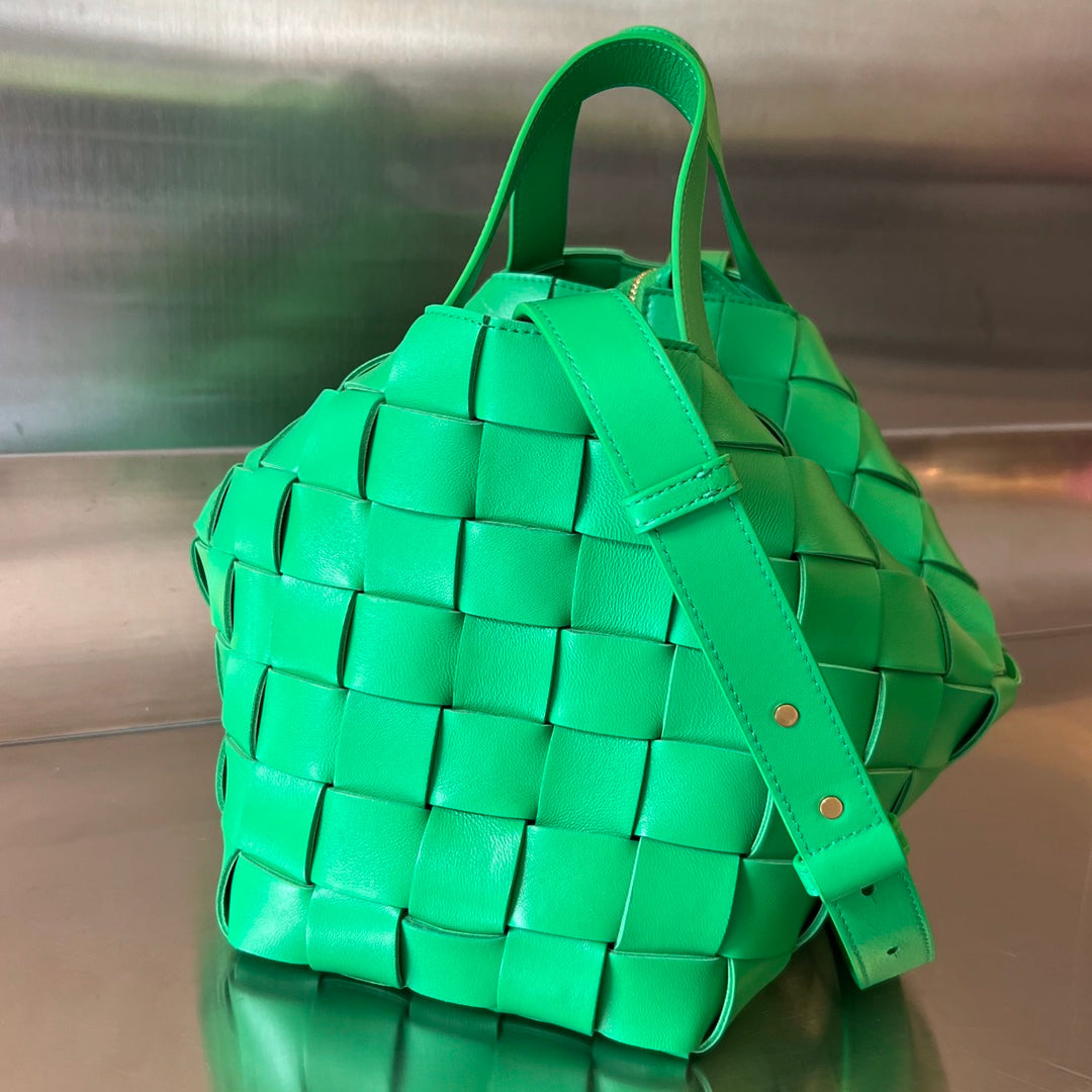 Luxury Bottega Veneta MEDIUM 28 CASSETTE LIGHT GREEN LAMBSKIN