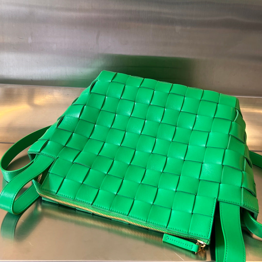 Luxury Bottega Veneta MEDIUM 28 CASSETTE LIGHT GREEN LAMBSKIN
