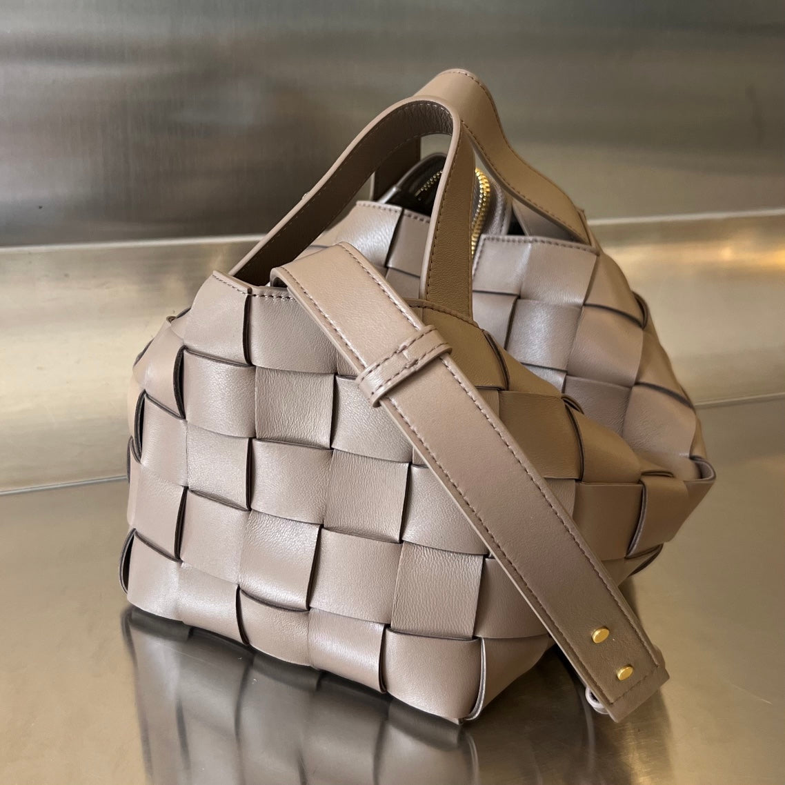 Luxury Bottega Veneta SMALL 22 CASSETTE IN CAMEL BROWN LAMBSKIN
