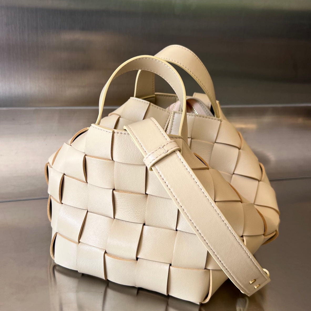 Luxury Bottega Veneta SMALL 22 CASSETTE IN BEIGE LAMBSKIN