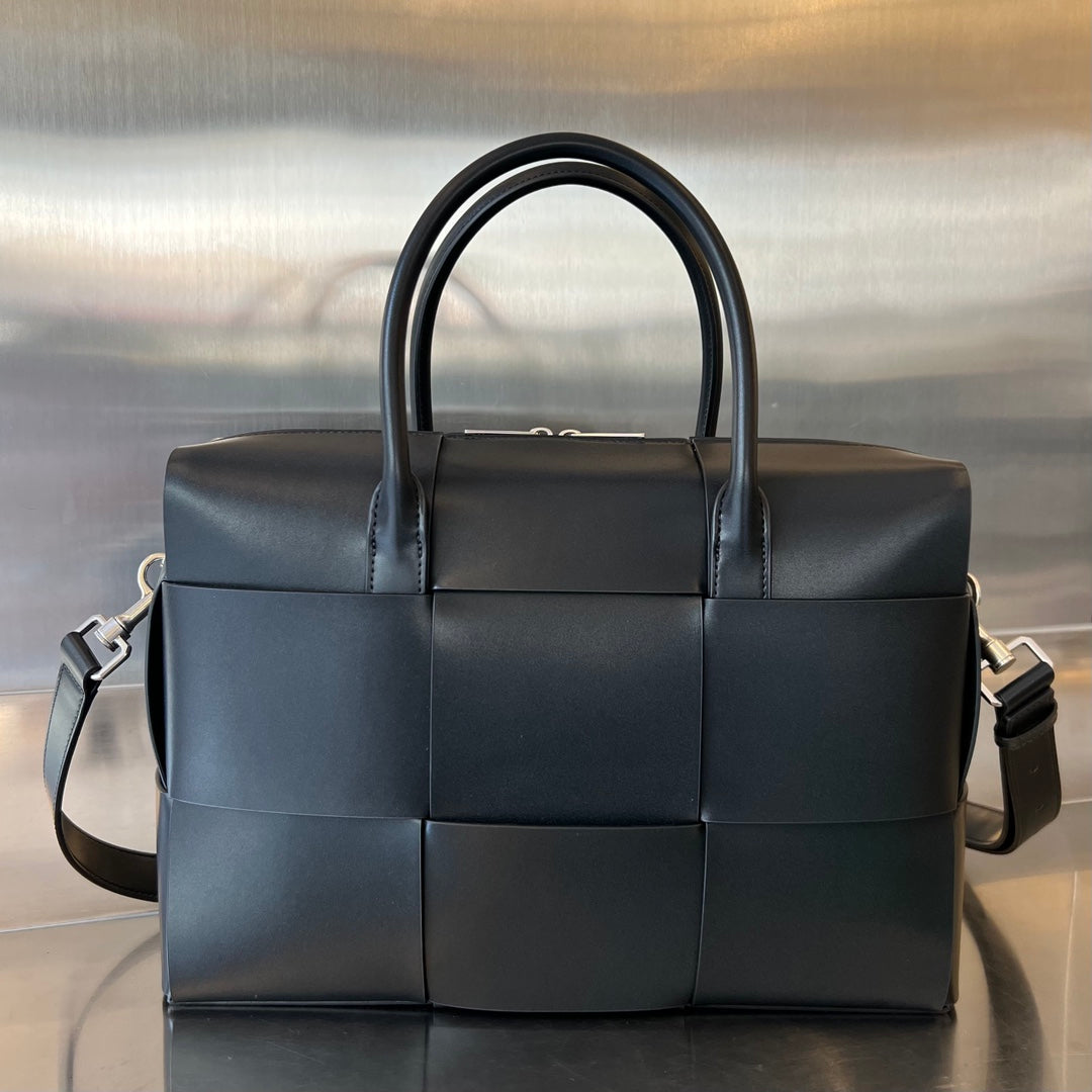 Luxury Bottega Veneta ARCO 36 BAG IN BLACK LAMBSKIN